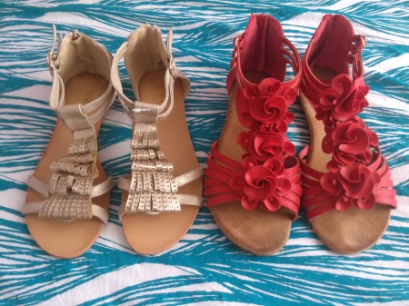 Por último, sandalias casi planas para futuras mamás que solo tenían tacones altos. Las doradas, 13,99 euros; las rojas, 16,99 euros. Comodísimas.